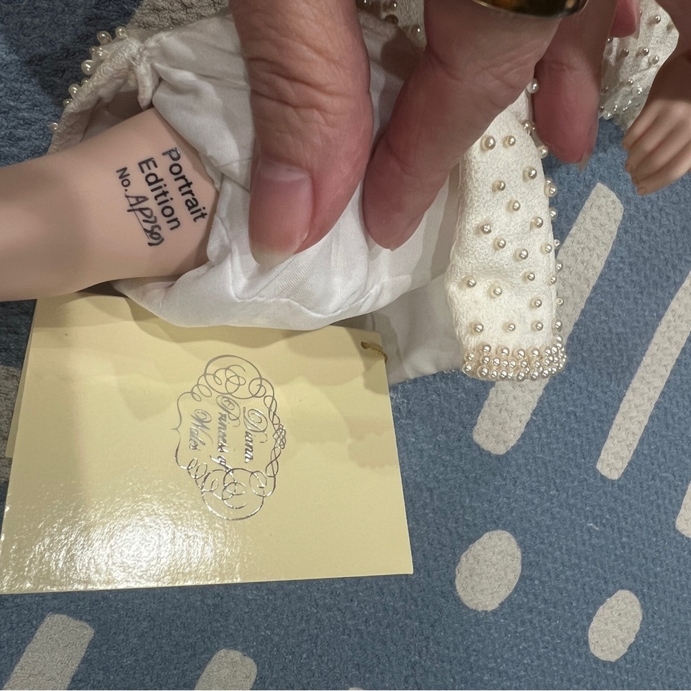 Franklin Mint Princess Diana porcelain doll with accessories in original box. - Picture 3 of 5